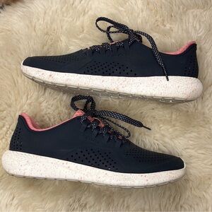 Crocs Lite Ride Sneakers 7 in Navy/ pink combo